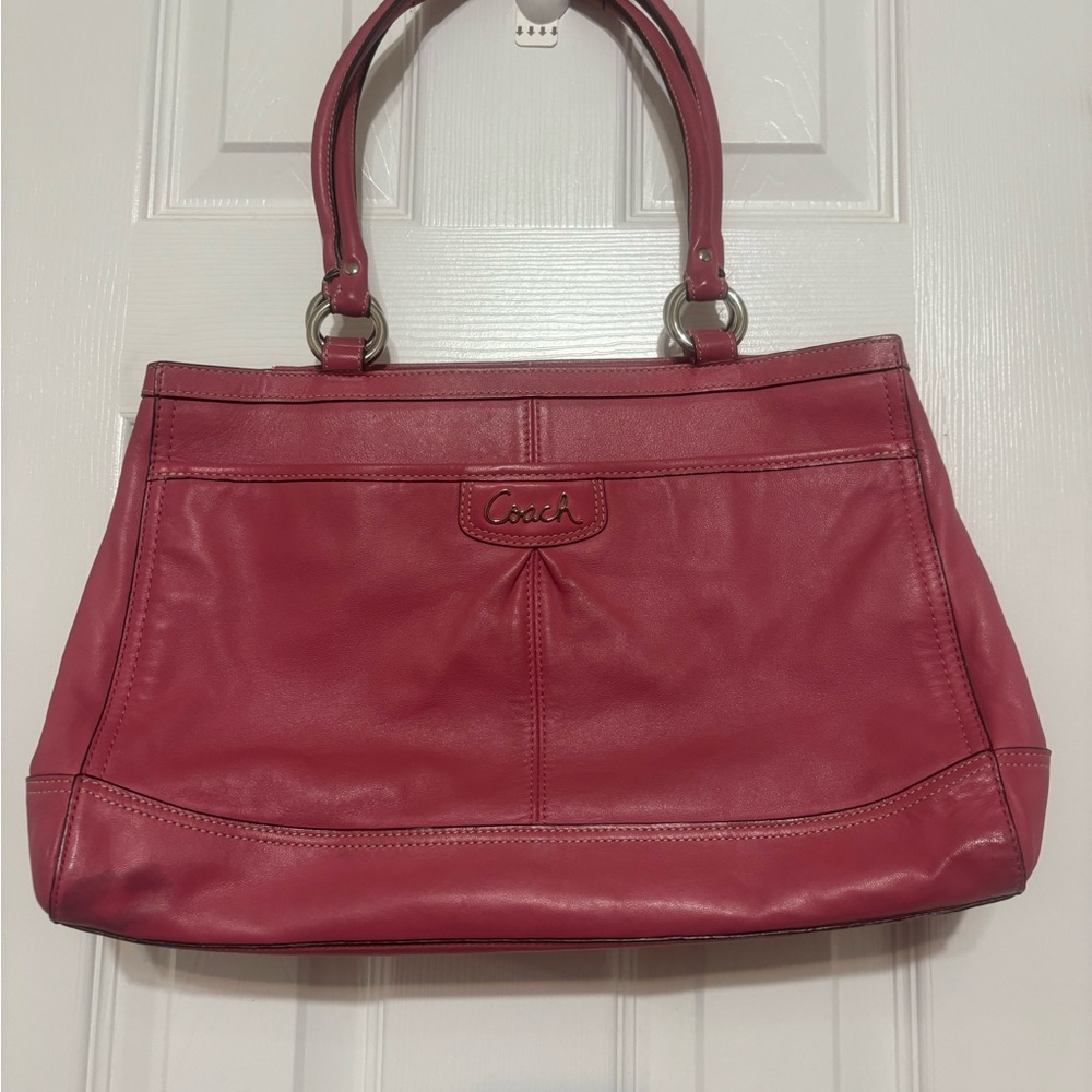 Coach mauve Pink Shoulder Bag with Classic Design and Leather Finish.